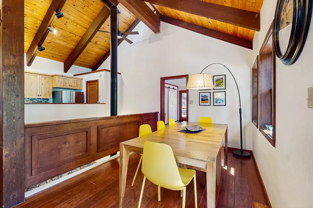 Forest-view home with 3 decks, fast WiFi, pool & hot tub access