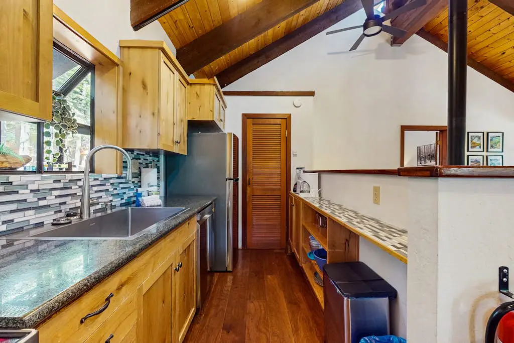 Forest-view home with 3 decks, fast WiFi, pool & hot tub access
