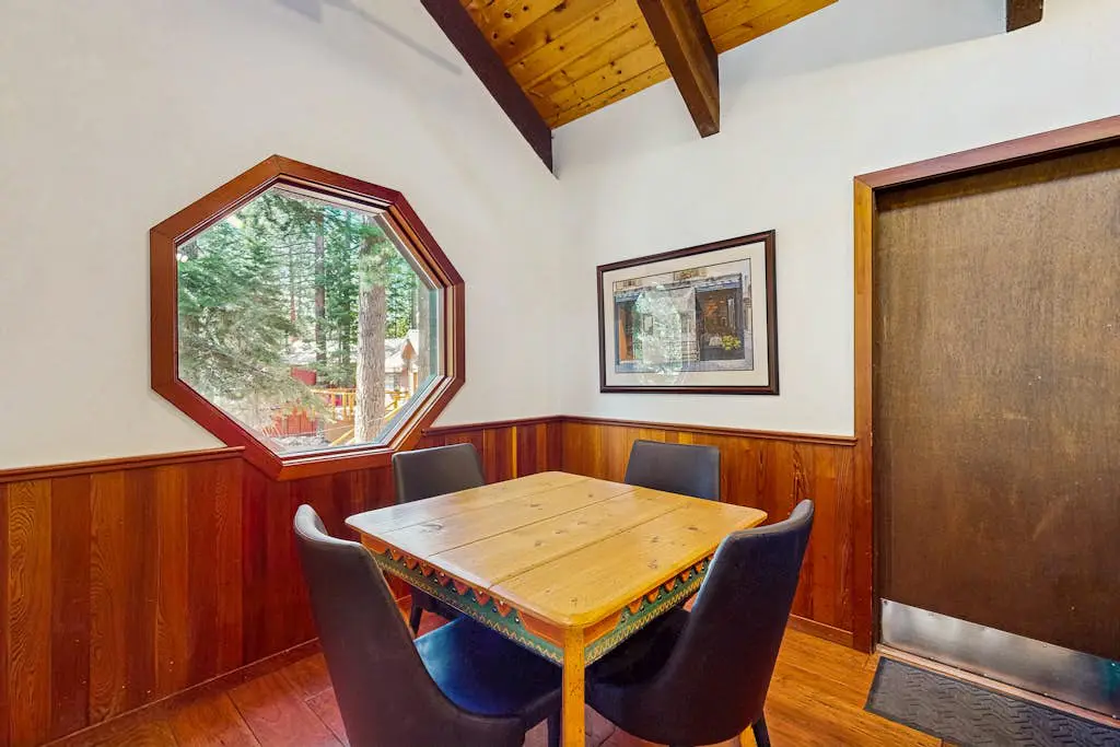 Forest-view home with 3 decks, fast WiFi, pool & hot tub access
