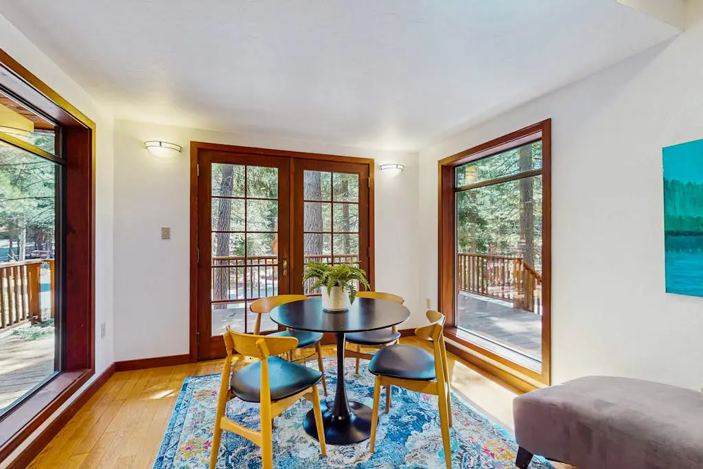Forest-view home with 3 decks, fast WiFi, pool & hot tub access