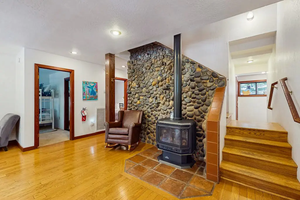 Forest-view home with 3 decks, fast WiFi, pool & hot tub access