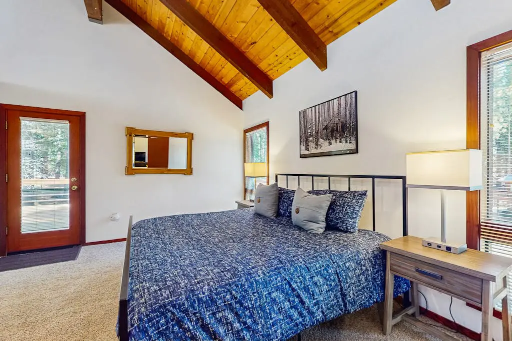 Forest-view home with 3 decks, fast WiFi, pool & hot tub access