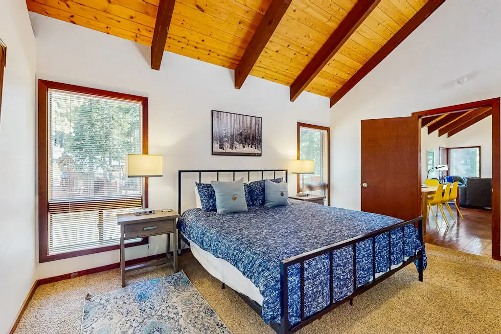 Forest-view home with 3 decks, fast WiFi, pool & hot tub access