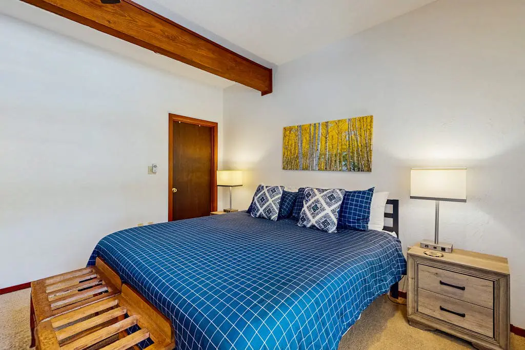 Forest-view home with 3 decks, fast WiFi, pool & hot tub access