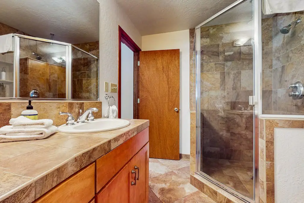 Forest-view home with 3 decks, fast WiFi, pool & hot tub access