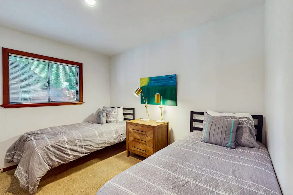Forest-view home with 3 decks, fast WiFi, pool & hot tub access