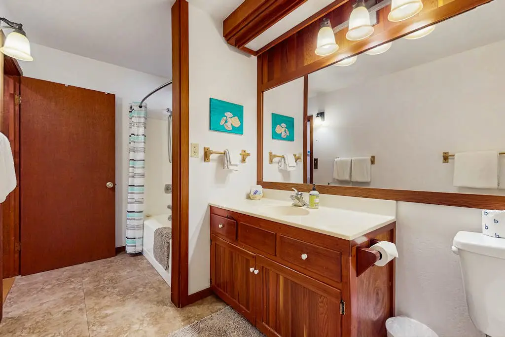 Forest-view home with 3 decks, fast WiFi, pool & hot tub access