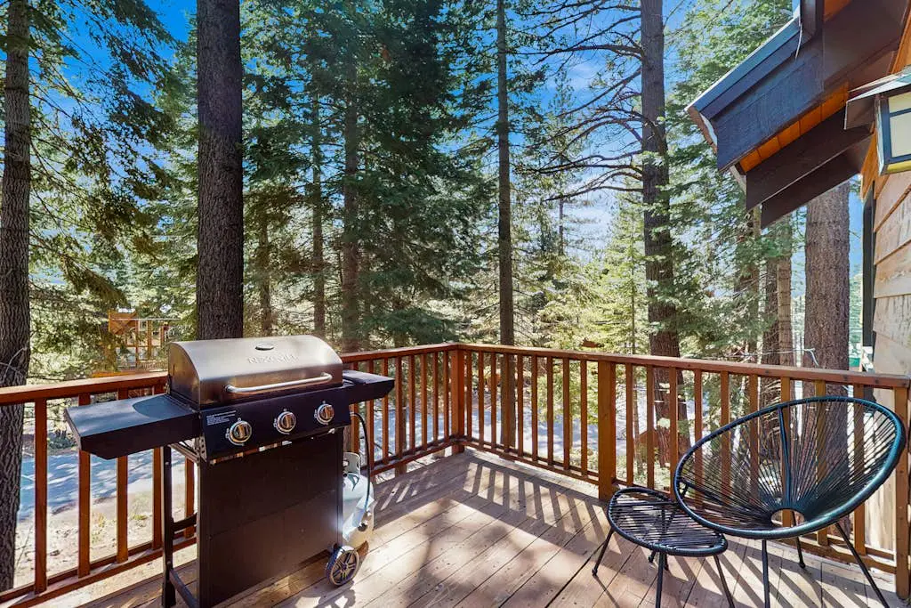 Forest-view home with 3 decks, fast WiFi, pool & hot tub access