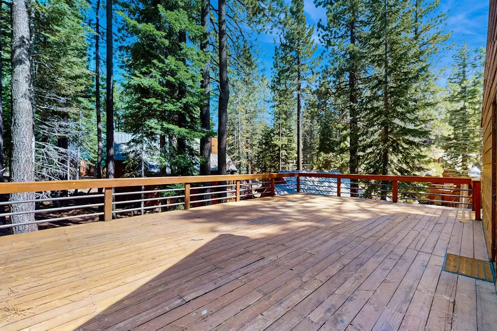 Forest-view home with 3 decks, fast WiFi, pool & hot tub access
