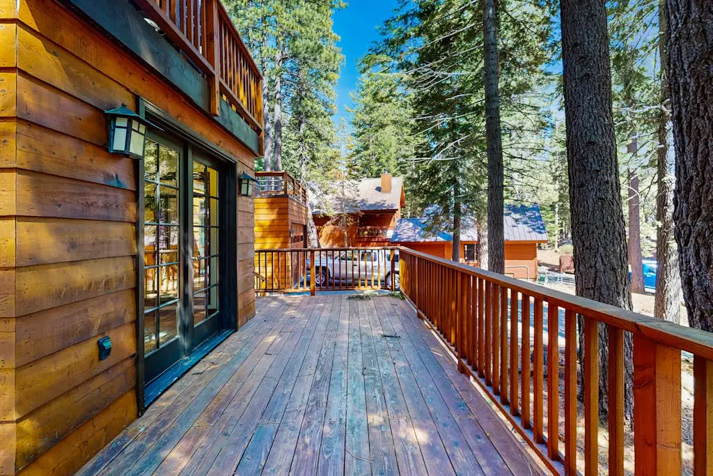 Forest-view home with 3 decks, fast WiFi, pool & hot tub access
