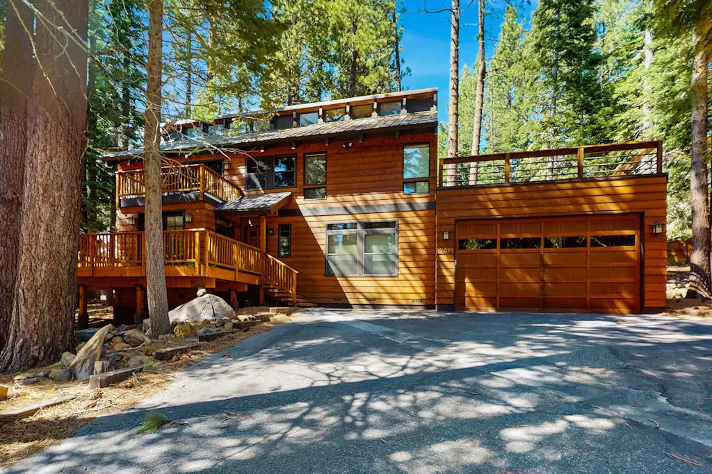 Forest-view home with 3 decks, fast WiFi, pool & hot tub access