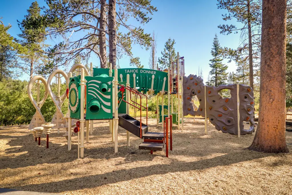 Forest-view home with 3 decks, fast WiFi, pool & hot tub access