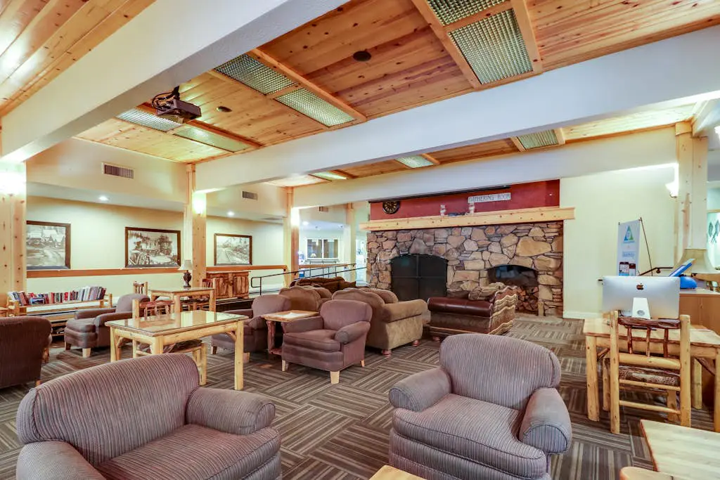 Forest-view home with 3 decks, fast WiFi, pool & hot tub access