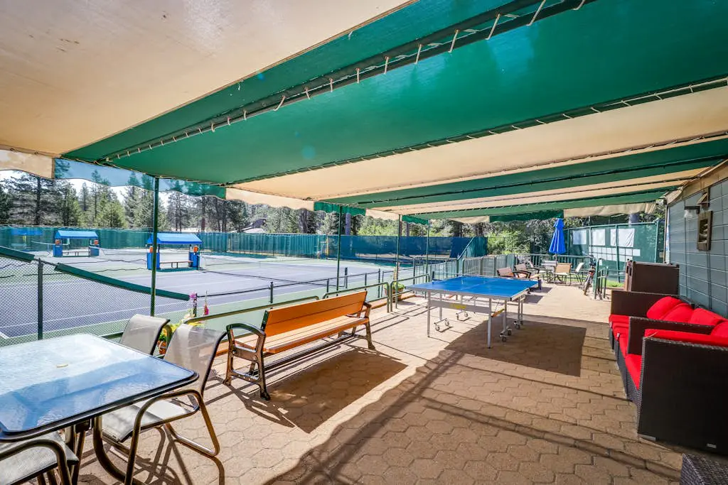 Forest-view home with 3 decks, fast WiFi, pool & hot tub access