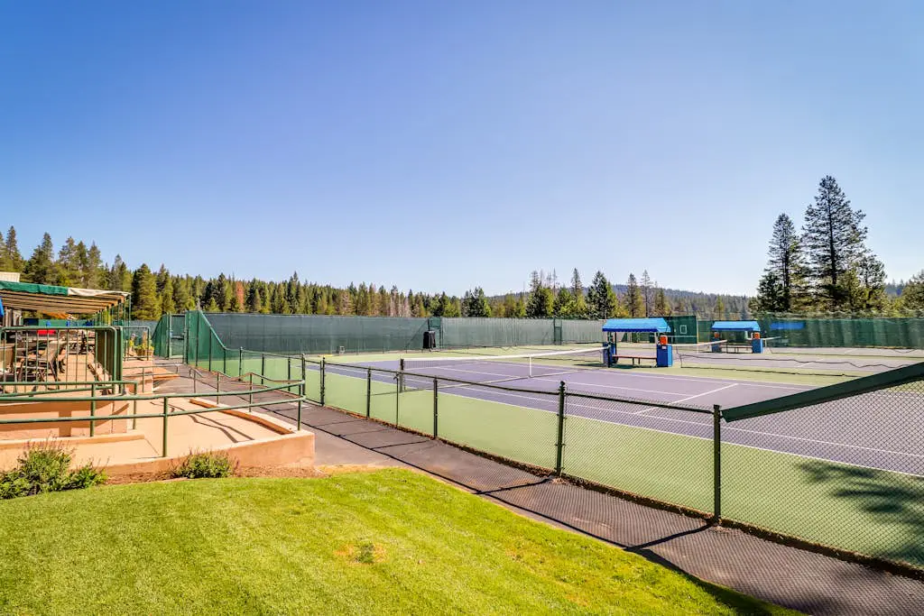 Forest-view home with 3 decks, fast WiFi, pool & hot tub access