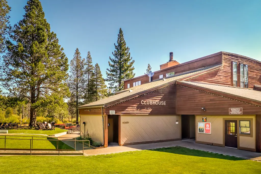 Forest-view home with 3 decks, fast WiFi, pool & hot tub access