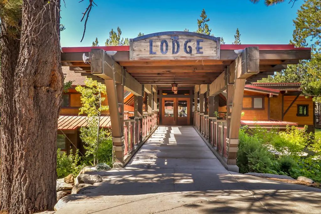 Forest-view home with 3 decks, fast WiFi, pool & hot tub access