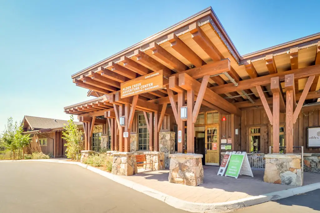 Forest-view home with 3 decks, fast WiFi, pool & hot tub access