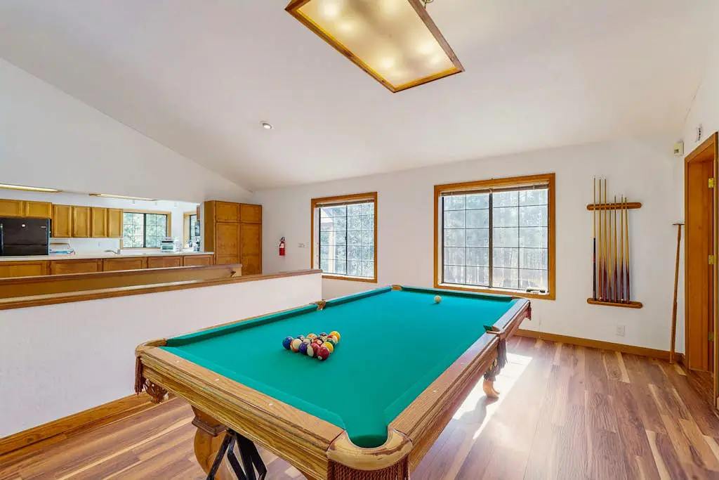 Spacious Family Home with Movie Theater, Large Kitchen, Pool and Poker Table