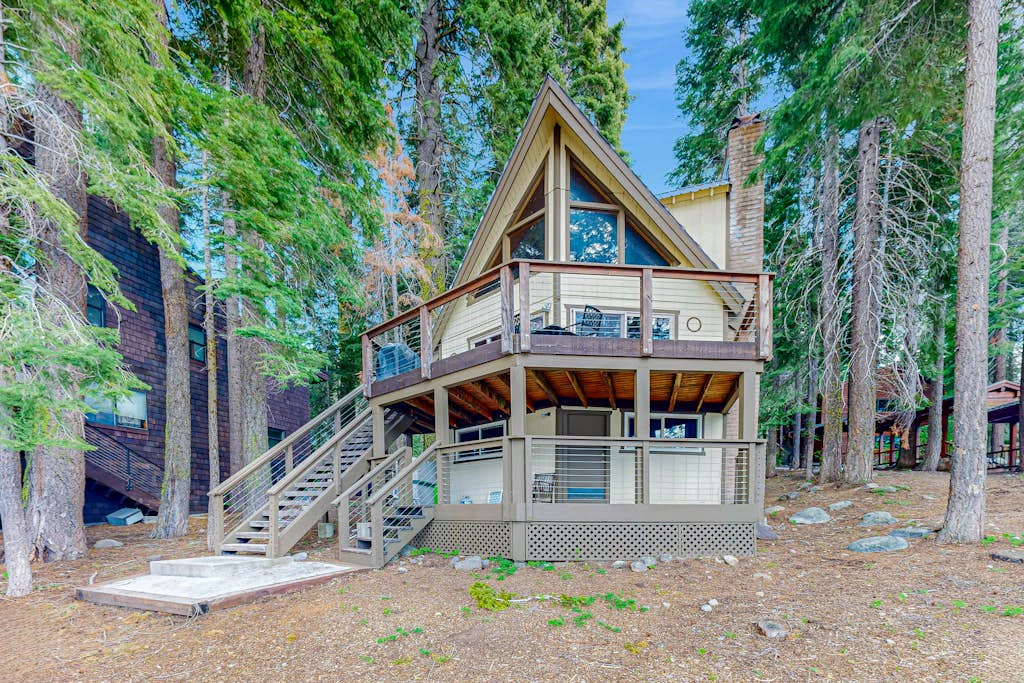 Superb lakefront home with mountain & lake views, fireplace, tennis & washer&dryer