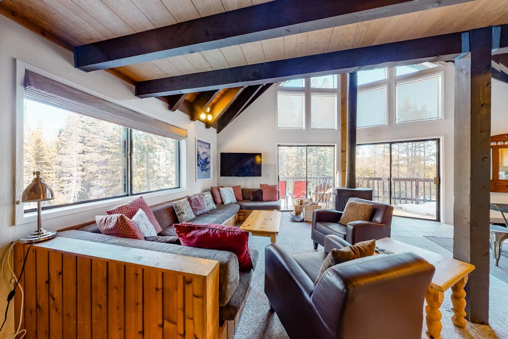 Charming dog-friendly cabin with XC skiing & bike trails outside the door