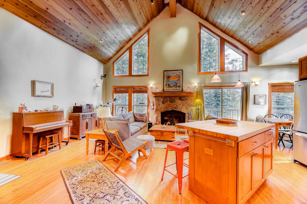 Beautiful getaway with two fireplaces, covered deck, washer&dryer