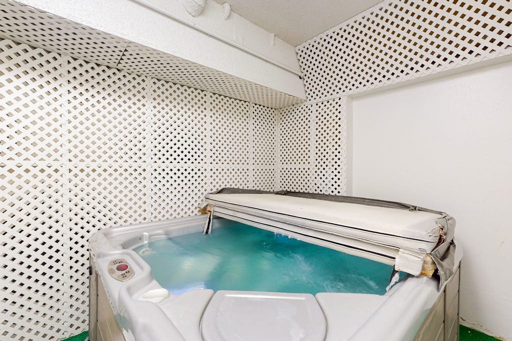 Townhome with pool, sauna, tennis, private hot tub, & foosball, sleeps 8