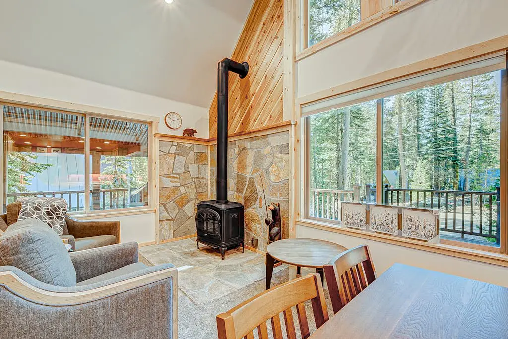 Remodeled chalet with private hot tub, bumper pool table & W&D