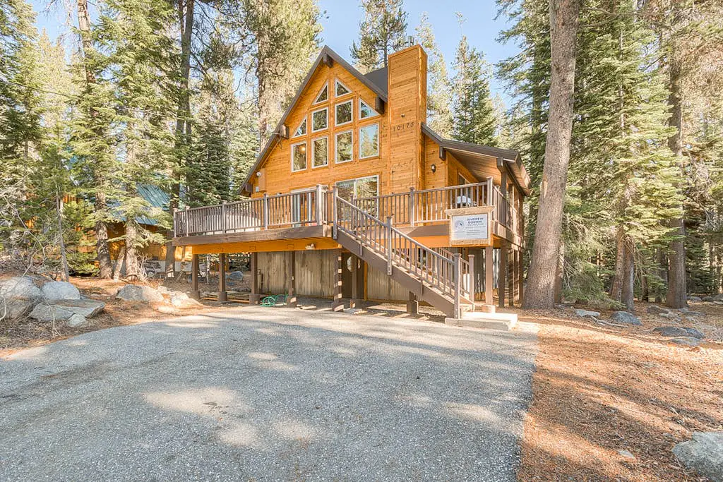 Remodeled chalet with private hot tub, bumper pool table & W&D