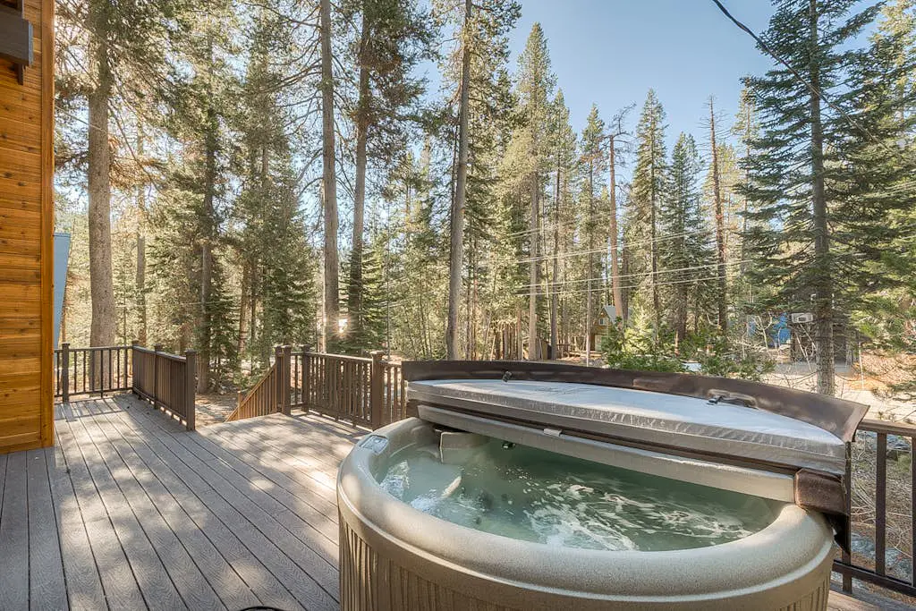 Remodeled chalet with private hot tub, bumper pool table & W&D