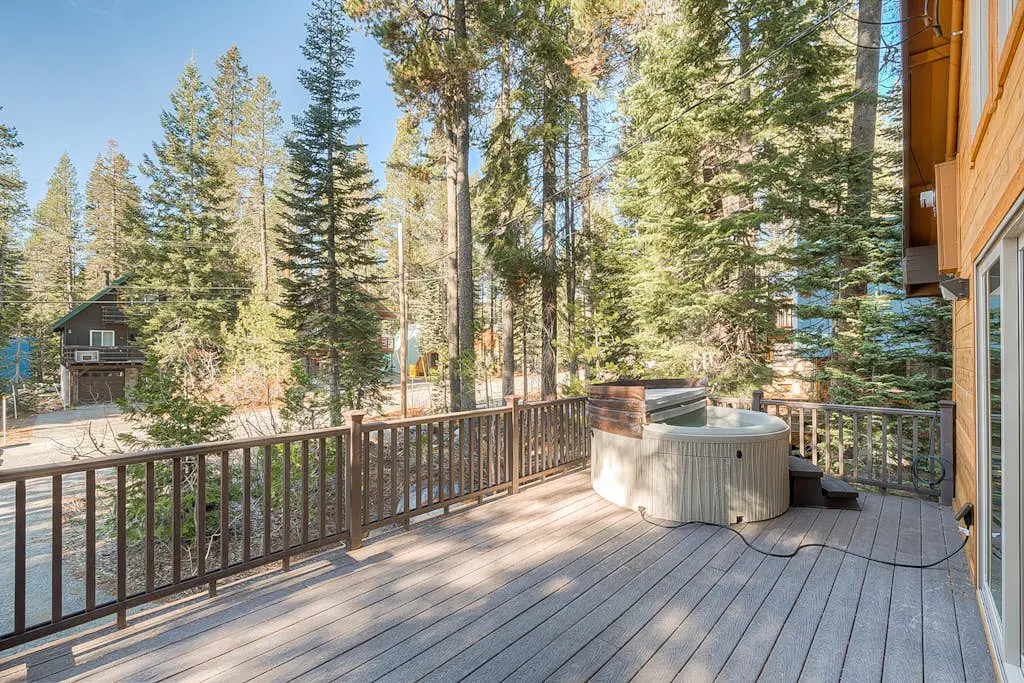 Remodeled chalet with private hot tub, bumper pool table & W&D