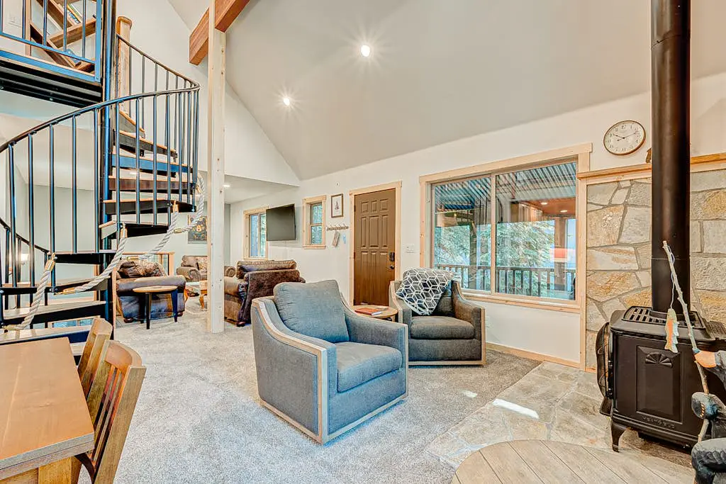 Remodeled chalet with private hot tub, bumper pool table & W&D