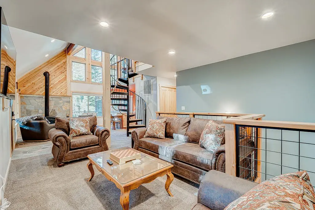 Remodeled chalet with private hot tub, bumper pool table & W&D