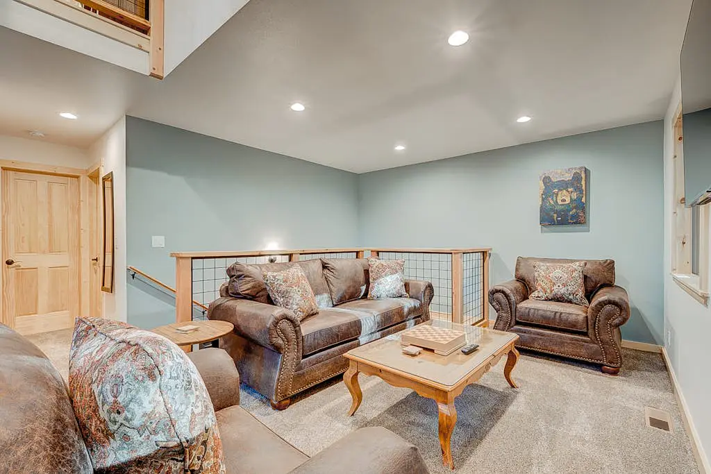Remodeled chalet with private hot tub, bumper pool table & W&D