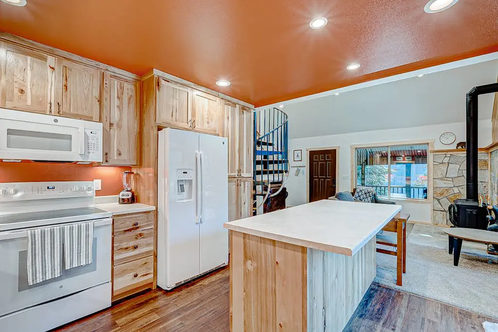 Remodeled chalet with private hot tub, bumper pool table & W&D