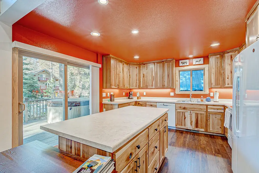 Remodeled chalet with private hot tub, bumper pool table & W&D