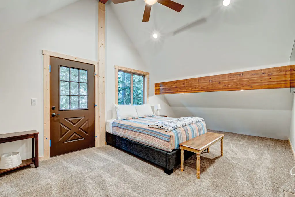 Remodeled chalet with private hot tub, bumper pool table & W&D