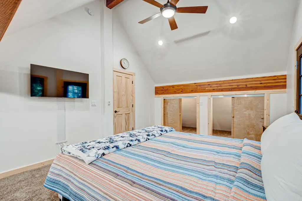 Remodeled chalet with private hot tub, bumper pool table & W&D