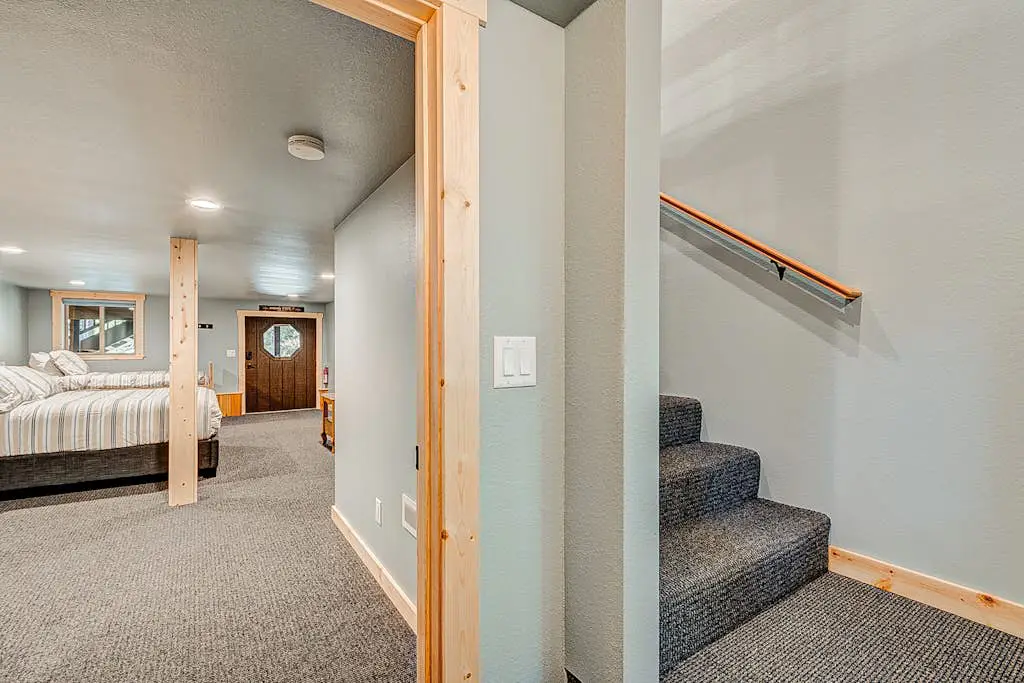 Remodeled chalet with private hot tub, bumper pool table & W&D