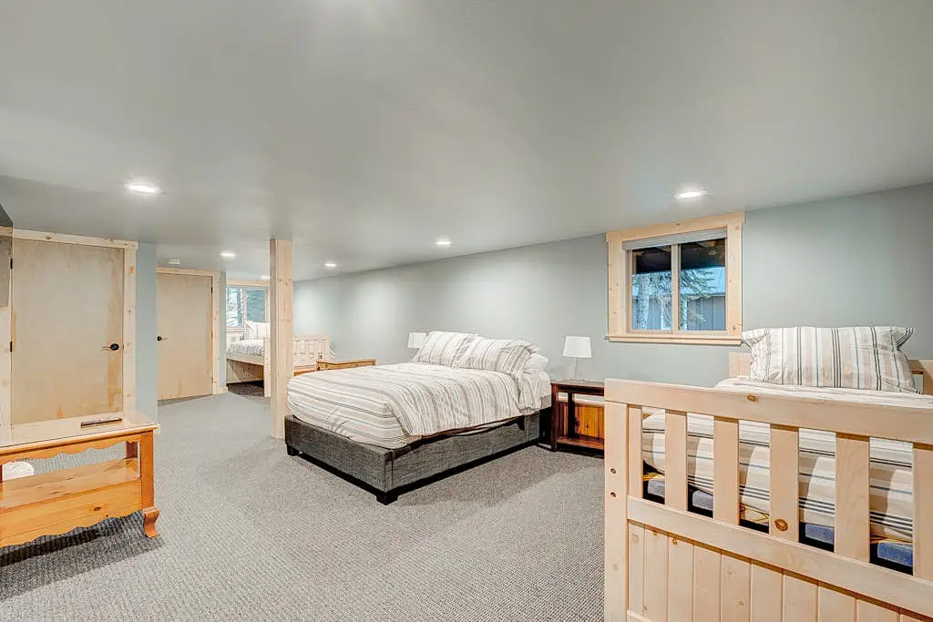 Remodeled chalet with private hot tub, bumper pool table & W&D