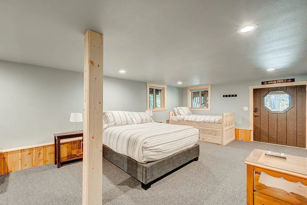 Remodeled chalet with private hot tub, bumper pool table & W&D