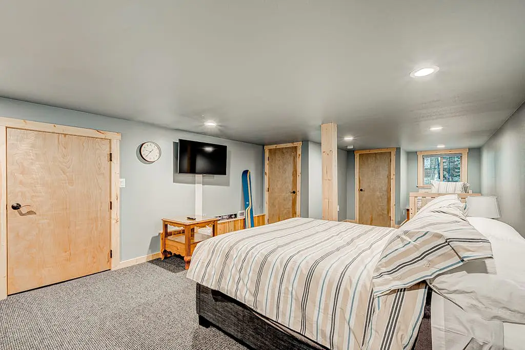 Remodeled chalet with private hot tub, bumper pool table & W&D