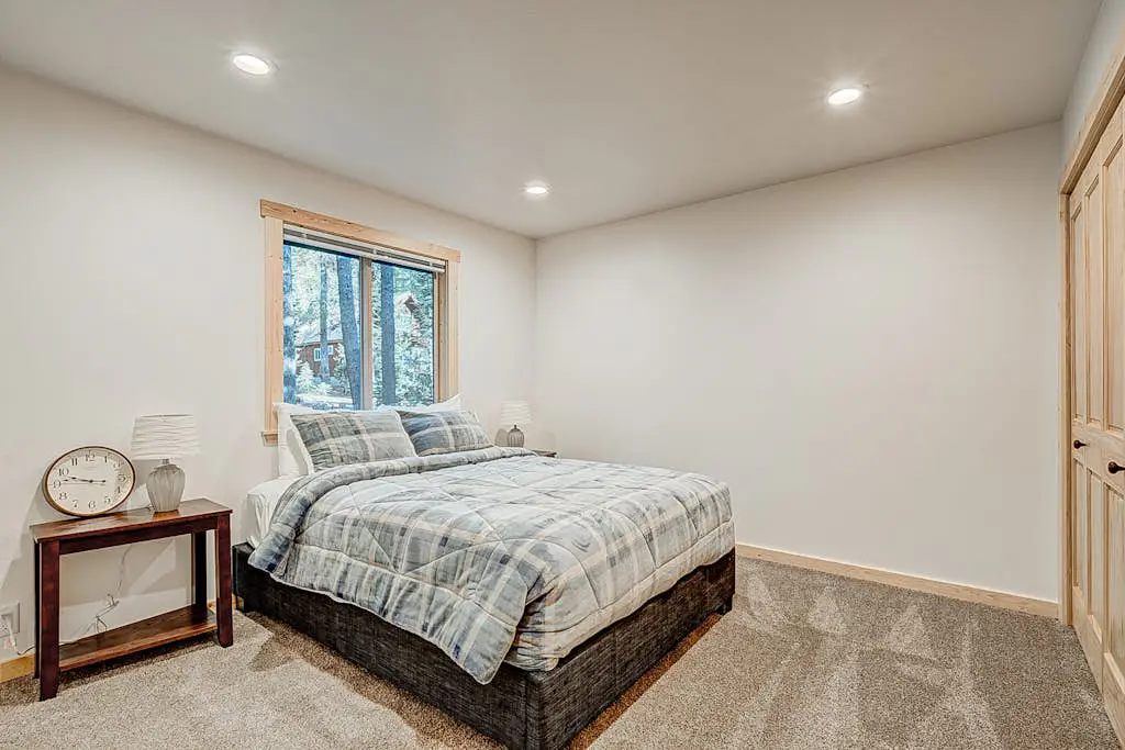 Remodeled chalet with private hot tub, bumper pool table & W&D