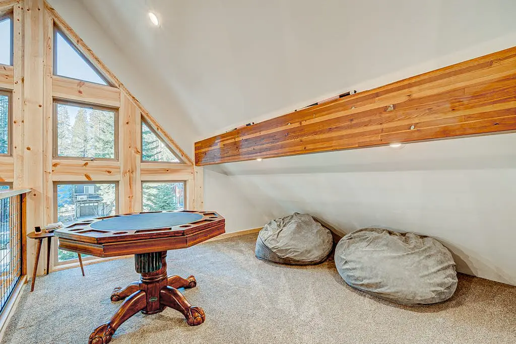 Remodeled chalet with private hot tub, bumper pool table & W&D