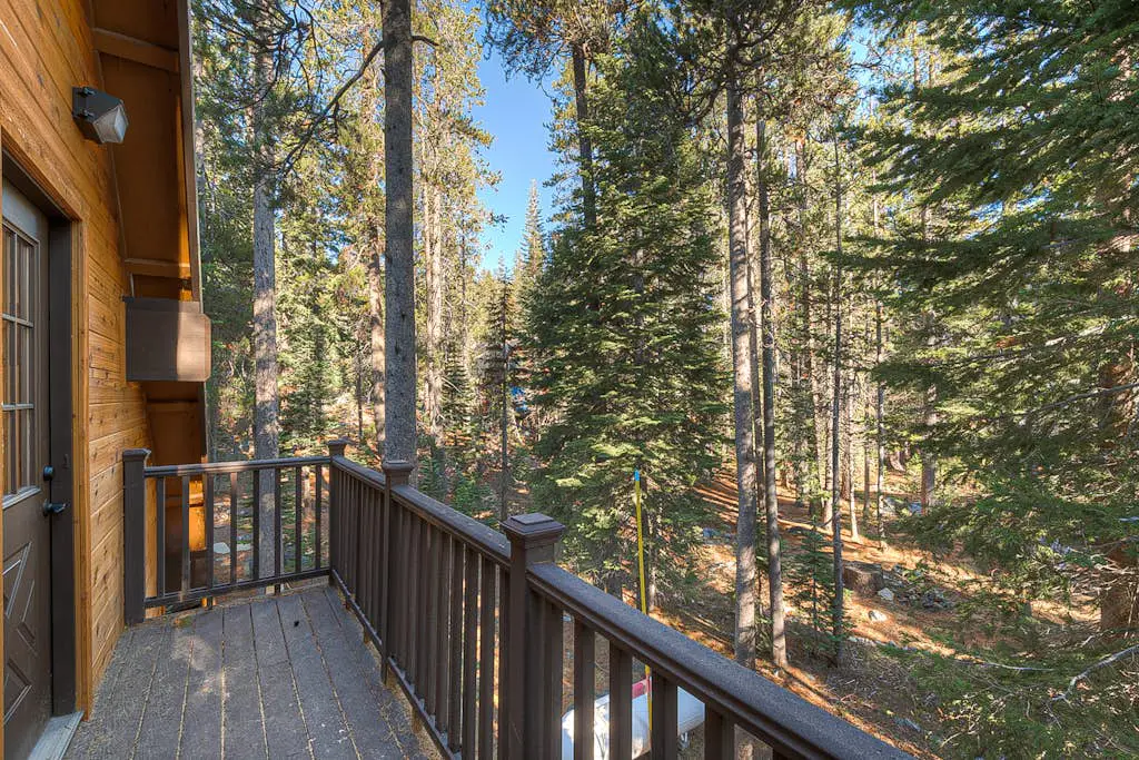 Remodeled chalet with private hot tub, bumper pool table & W&D