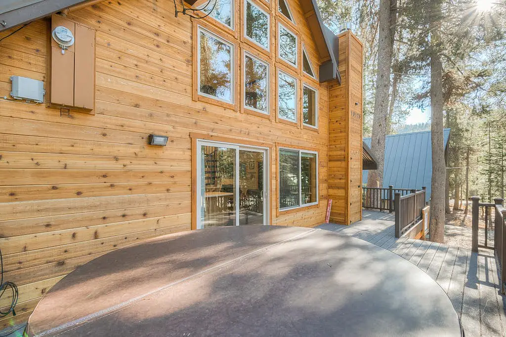 Remodeled chalet with private hot tub, bumper pool table & W&D