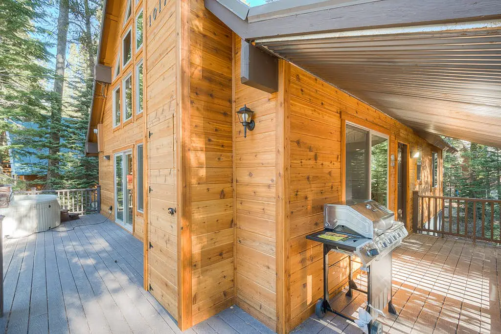 Remodeled chalet with private hot tub, bumper pool table & W&D