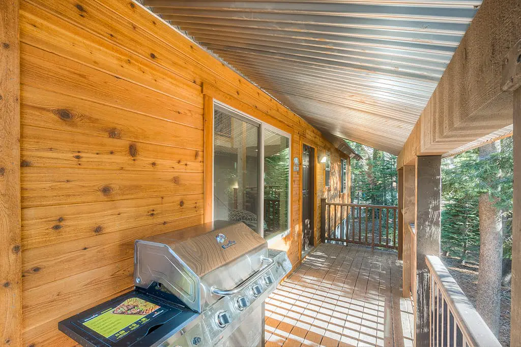 Remodeled chalet with private hot tub, bumper pool table & W&D