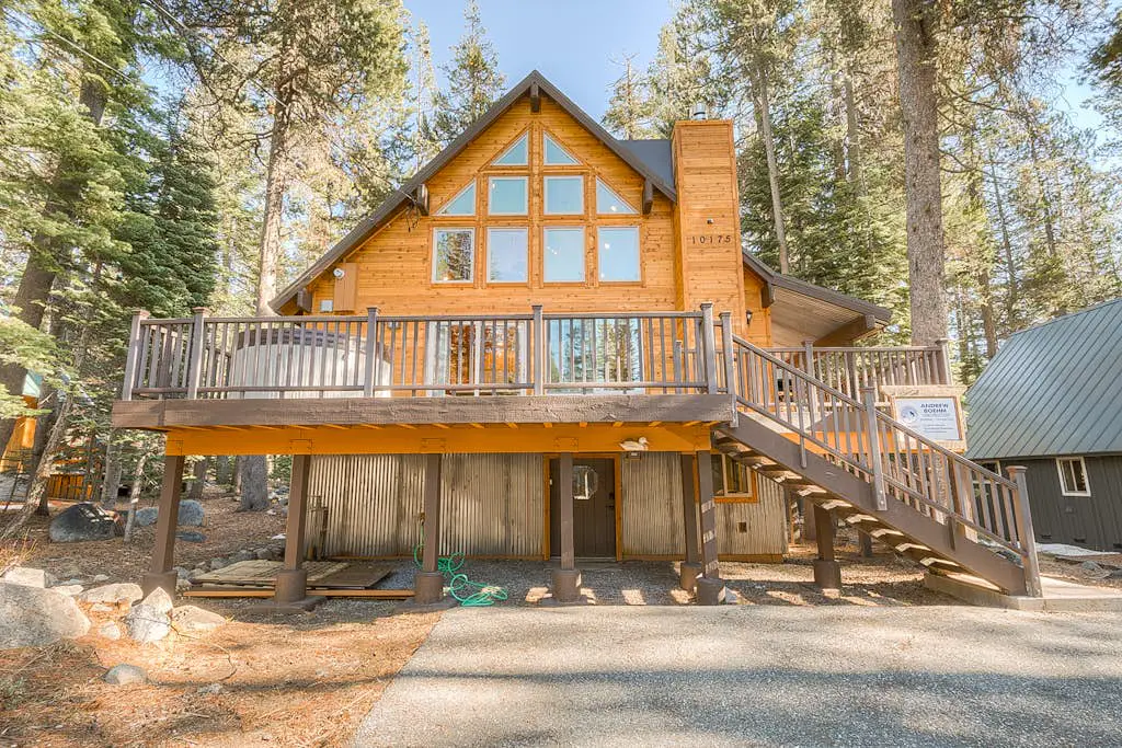 Remodeled chalet with private hot tub, bumper pool table & W&D