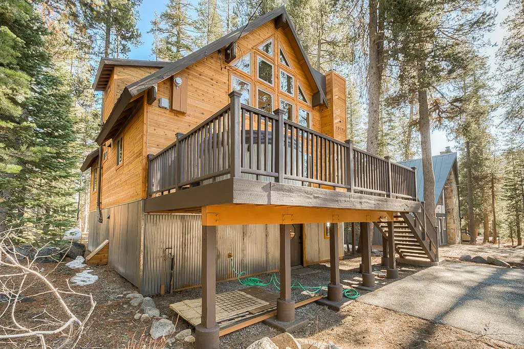 Remodeled chalet with private hot tub, bumper pool table & W&D